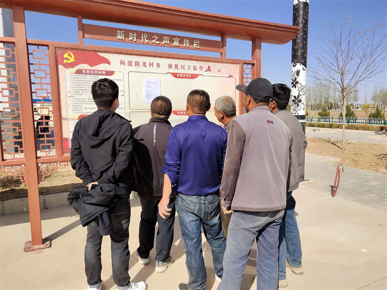 高台县各镇纪委督促各村及时公布村级事务监督情况.jpg