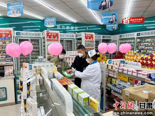 图为驻甘州区卫健局纪检监察组工作人员在药店检查居民日常用药储备情况。甘州纪委监委供图