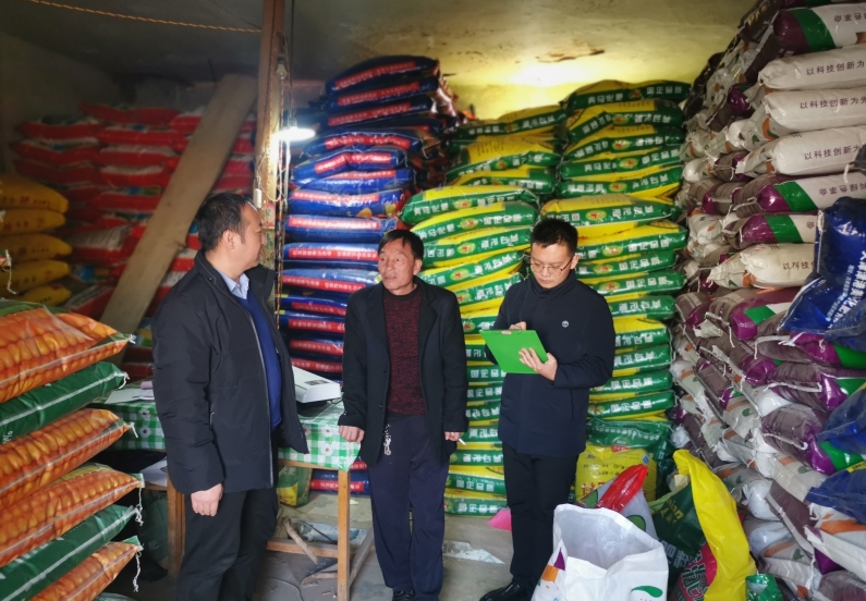 临泽县板桥镇纪委开展农资市场专项检查，确保农户春耕生产用上放心的农资产品，为春耕生产保驾护航.jpg
