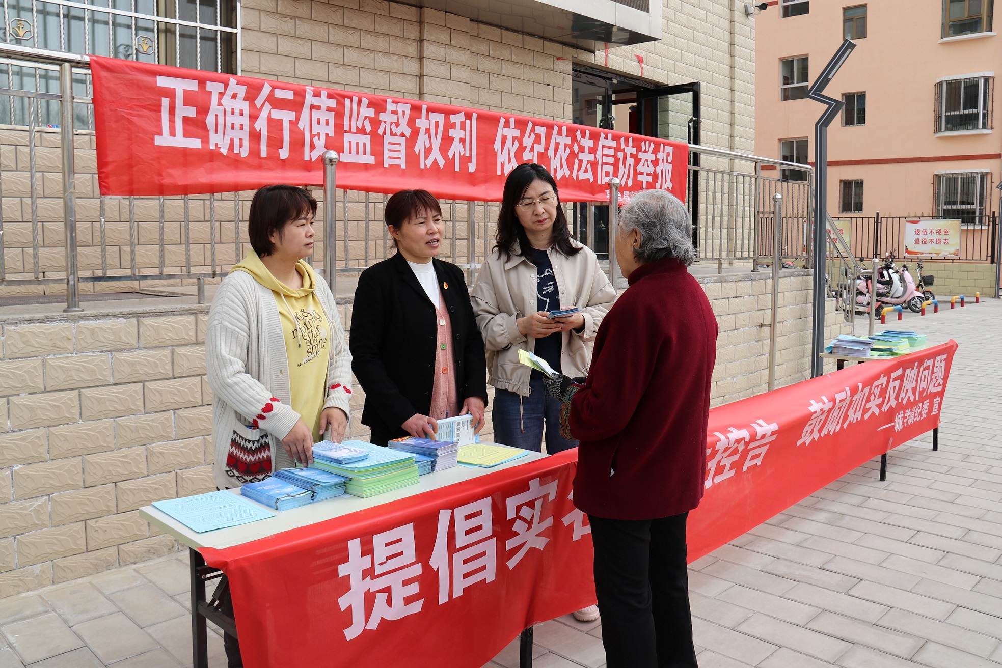 高台县纪委监委工作人员现场为群众讲解检举控告工作规则.JPG