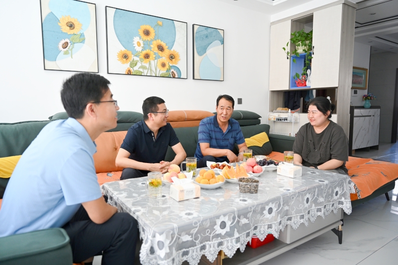 市纪委监委班子成员慰问纪检监察干部，送去组织温暖。.jpg