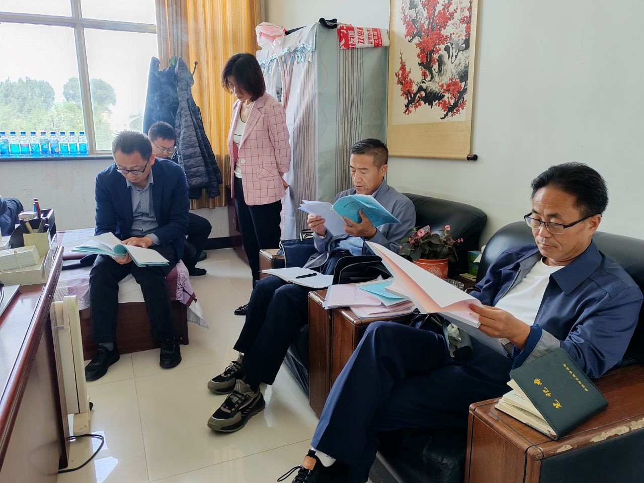 市纪委监委派驻省政府办纪检监察组深入山丹县李桥镇检查受灾群众冬春救助资金审核、评定、拨付等工作情况。.jpg