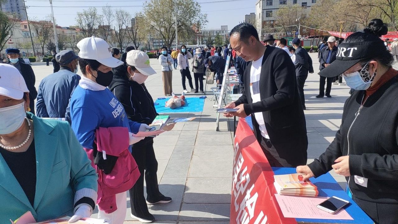 山丹县纪委监委工作人员在广场进行信访举报业务知识宣传活动 (2).jpg