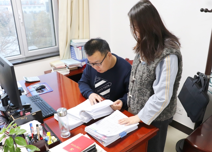 高台县纪委监委案件审理人员向办案人员“面对面”反馈案件质量问题，并采取提问、答疑、讲解等方式，对办案人员进行现场培训_副本.jpg