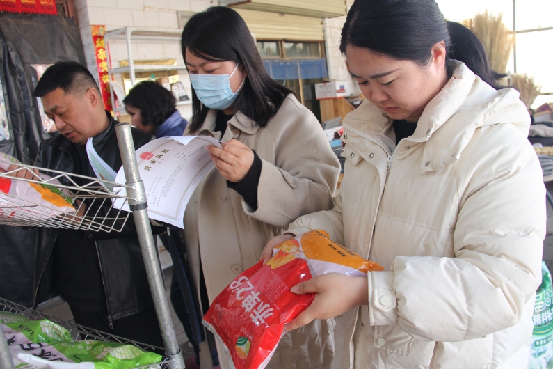 山丹县东乐镇纪委督查种子、化肥、农药等重点农资产品储备情况.jpg