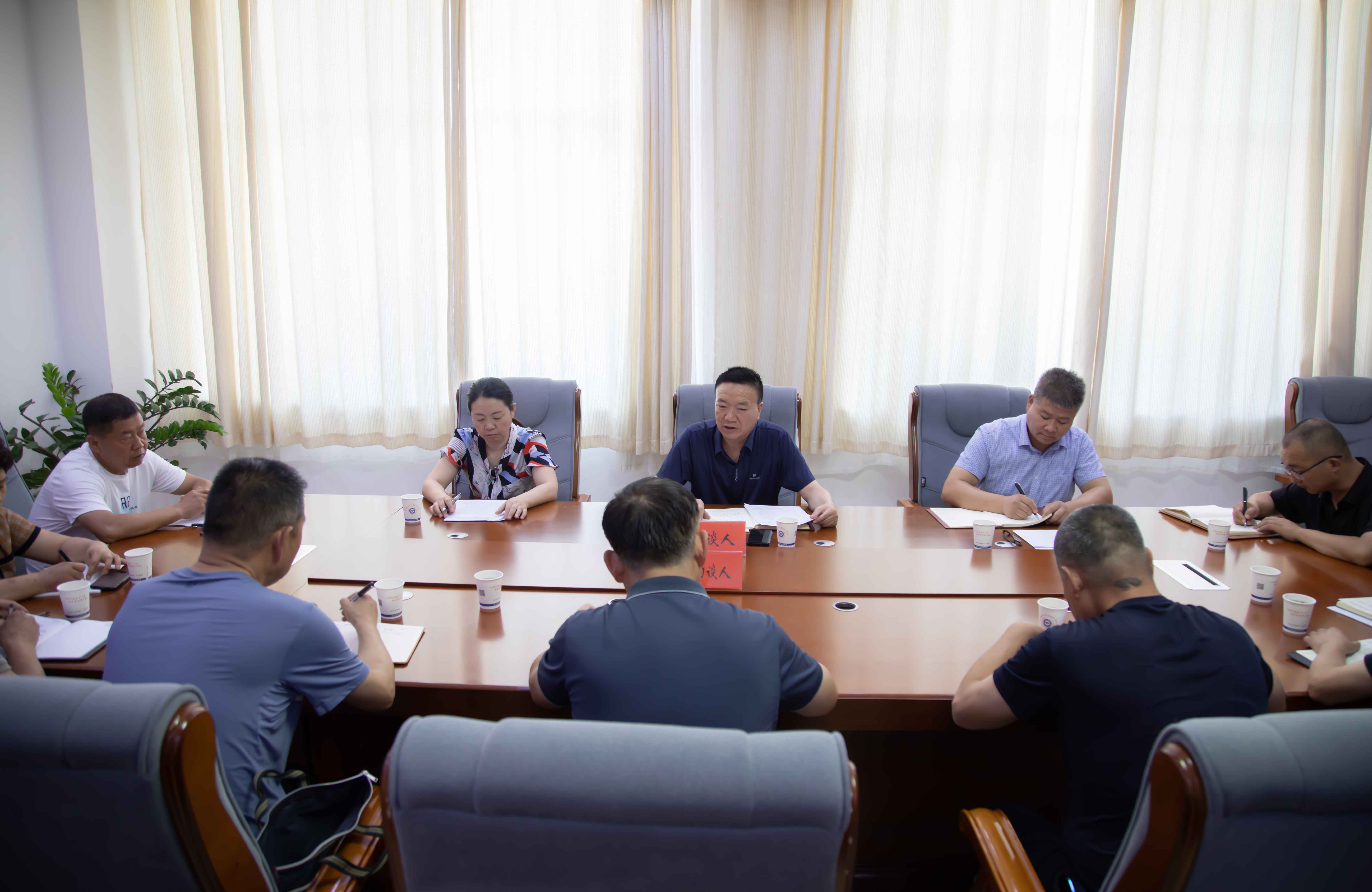 甘州区纪委监委分管领导对工作滞后的相关人员进行集中约谈。.jpg