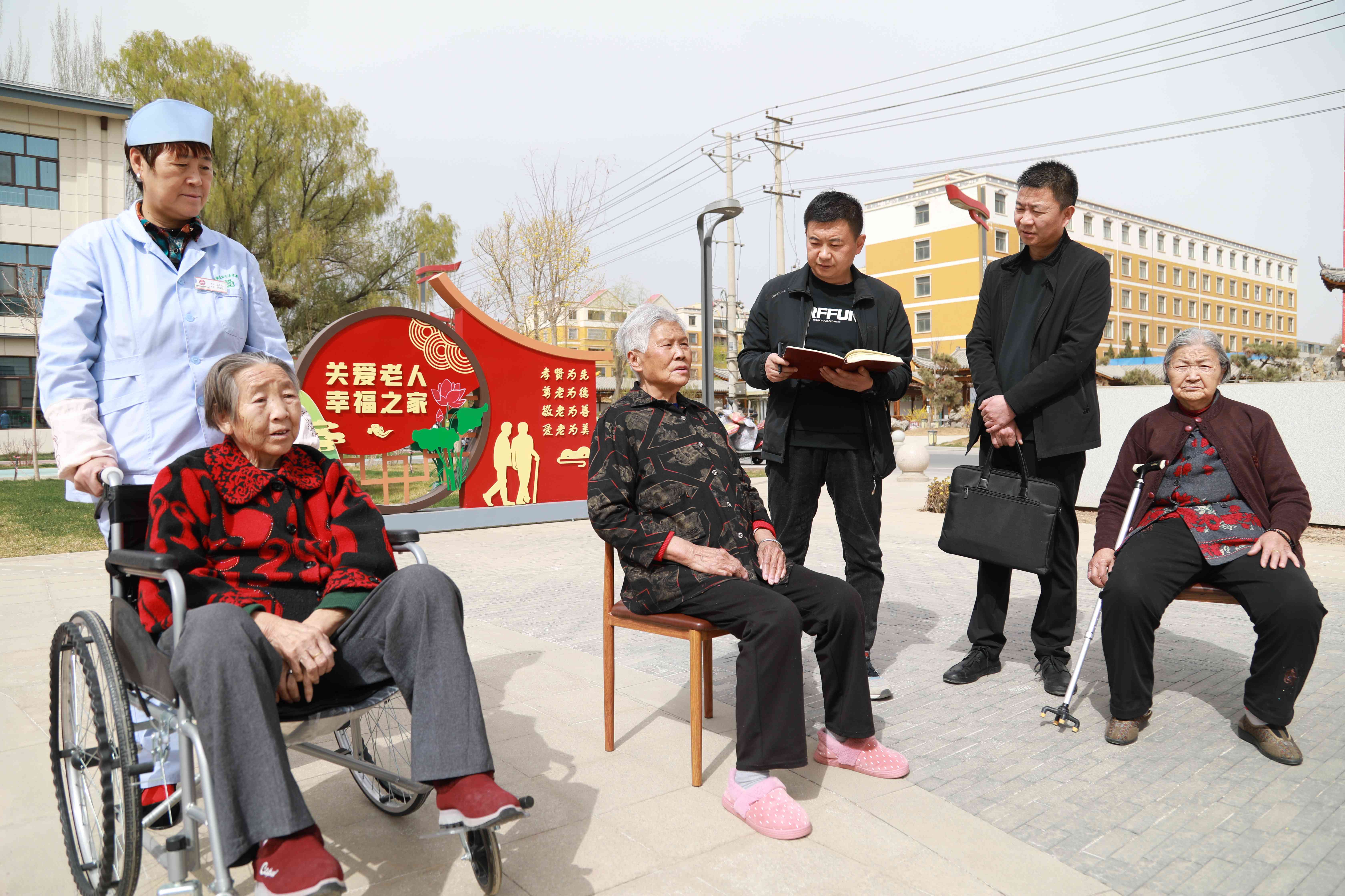 甘州区纪委监委工作人员对民生保障养老惠民政策落实情况进行监督检查。.JPG