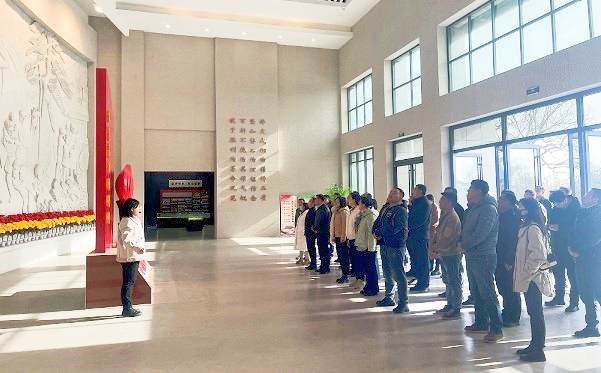 全县青年干部接受红色教育.jpg