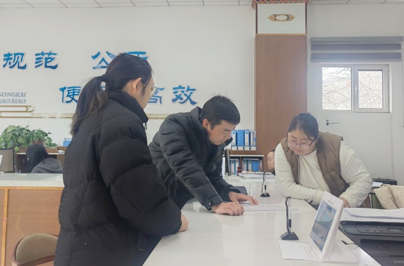 肃南县祁丰藏族乡纪委采取不打招呼、随机抽查、现场检查等方式，对干部在岗情况、工作状态进行监督检查，督促全乡工作人员克服岗位“空城计”、工作“开小差”等“节后综合症”，尽快进入工作状态。图为祁丰藏族乡纪委工作人员在乡便民服务大厅开展节后纪律作风监督检查。_副本.jpg