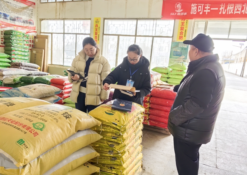 张掖市高台县巷道镇纪委围绕惠农政策落实、农资储备等情况开展“下沉式”监督，确保春耕备耕工作有序推进。图为该镇纪委走访化肥农药经销商了解有关情况（赵丽娟 摄）_副本.jpg