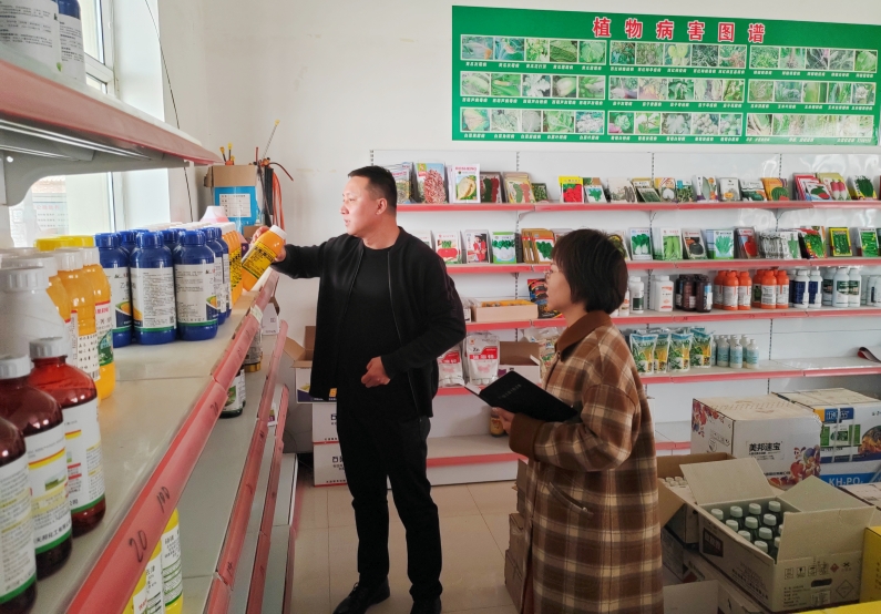 甘州区纪委监委紧盯春耕备耕节点，深入乡镇农资市场开展监督_副本.jpg