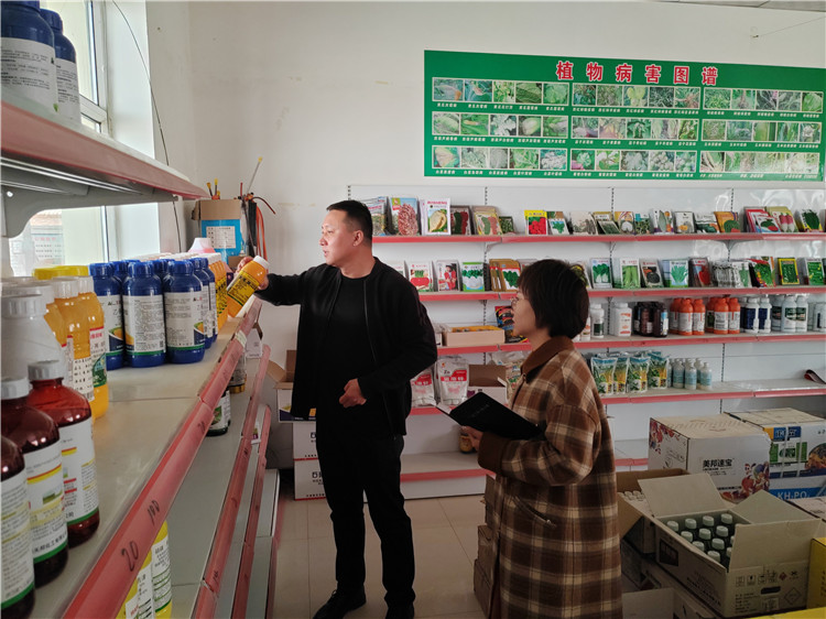 近日，张掖市甘州区纪委监委紧盯春耕备耕节点，深入乡镇农资市场开展监督检查。_副本.jpg