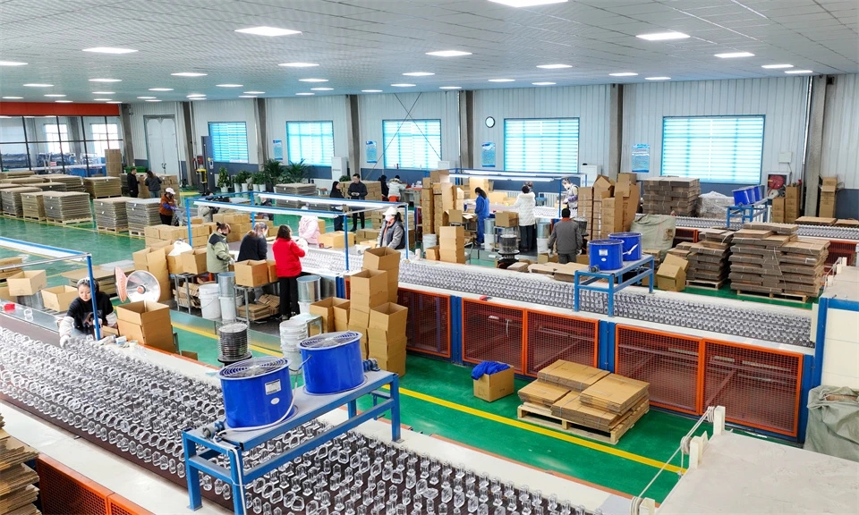 张掖富地金虹玻璃制品有限公司工人加班加点赶制定单.jpg