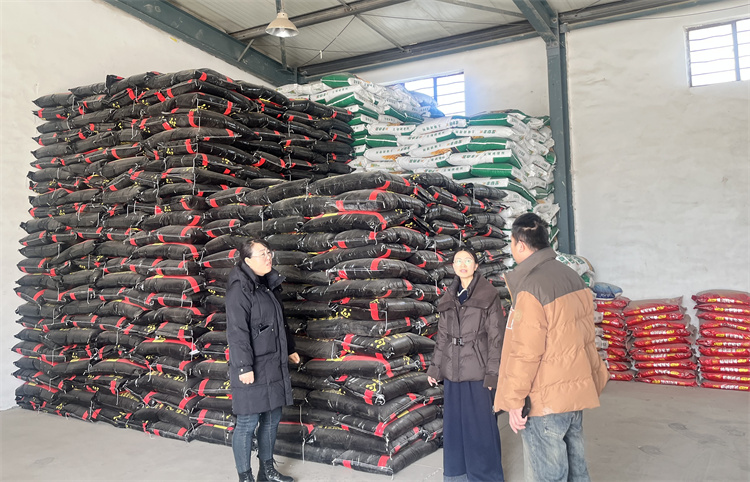 嘉峪关市纪委监委联合市农业农村局深入新城镇农资经营门店监督检查农资供应情况（陈梦婷摄）.jpg