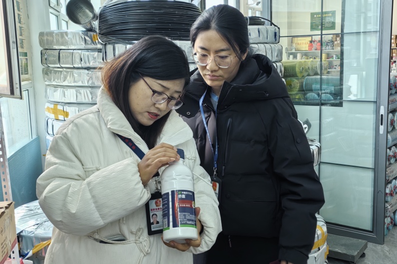 甘州区甘浚镇纪委工作人员到辖区农资销售店开展监督检查，确保春耕期间群众用上放心农资。 邵建辉摄 .jpg