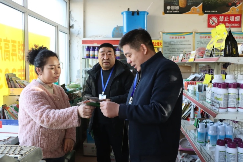 高台县合黎镇纪检监察干部联合镇综合执法队对辖区农资经营主体开展监督检查。（王菲摄）_副本.jpg