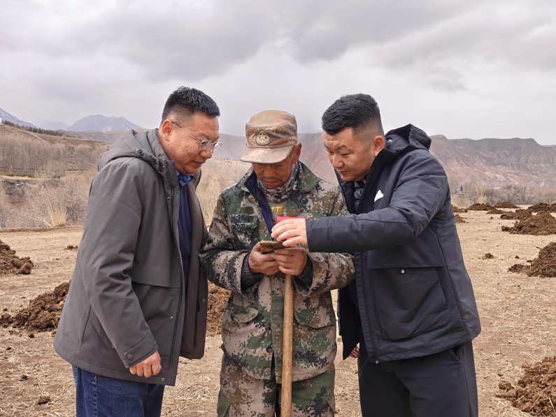 肃南县康乐镇纪委工作人员与农牧户了解惠农资金发放情况。（韩瑞摄）_副本.jpg