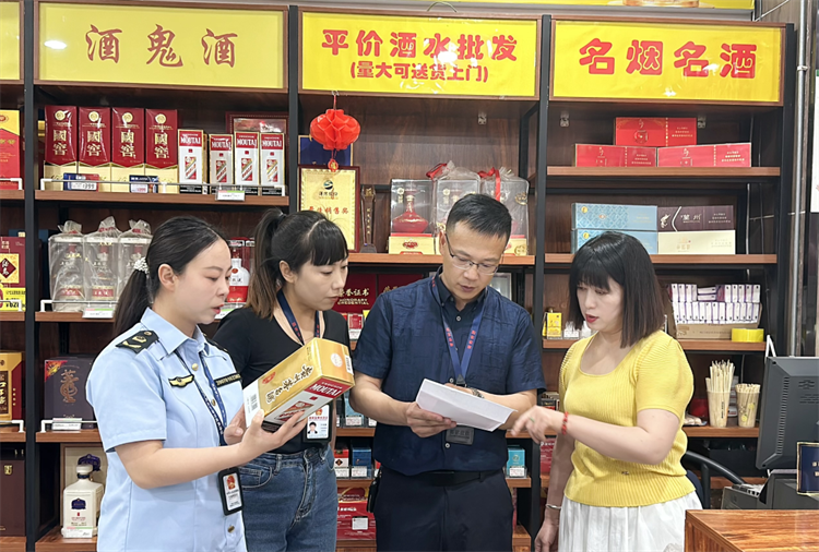 端午节前夕，张掖市甘州区纪委监委联合区市场监管局对烟酒销售场开展监督检查（王子瑜 摄）.png