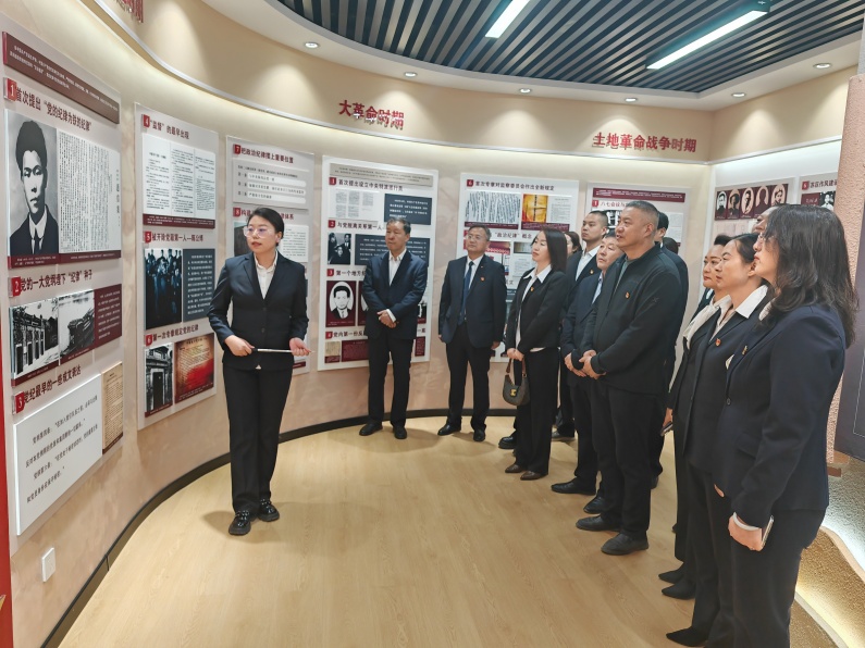 高台县党员干部在党的纪律教育室接受纪律教育_副本.jpg