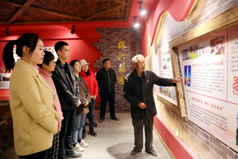 临泽县倪家营镇梨园村老支书科保元在红色记忆馆向青年干部讲述红西路军在梨园口浴血奋战的故事（朱丽君 摄）_副本.jpg