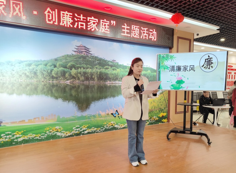 临泽县纪委监委联合县妇联举办“树清廉家风﹒创廉洁家庭”主题活动，图为该县党员干部家属走上讲台，结合自身经历向与会人员分享清廉家风小故事_副本.jpg