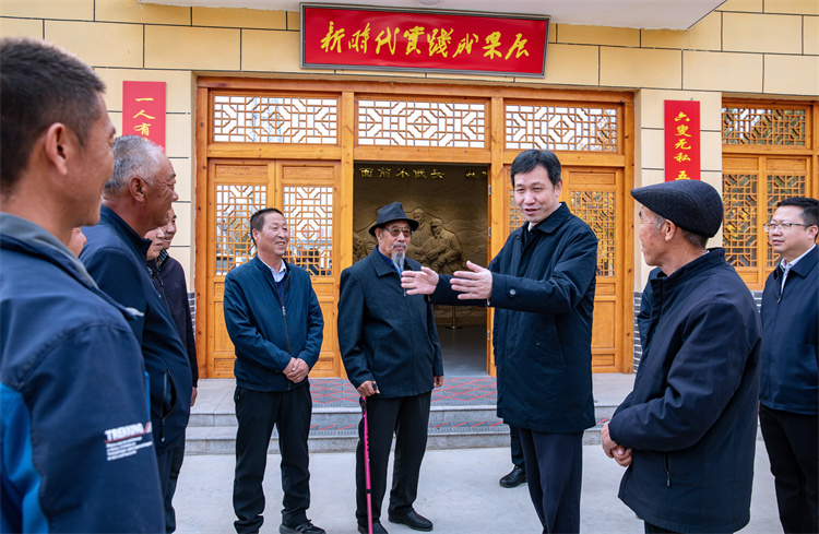 1762393109694197.jpg 甘肃省委常委、省纪委书记靳国卫在八步沙“六老汉”治沙纪念馆调研。.jpg