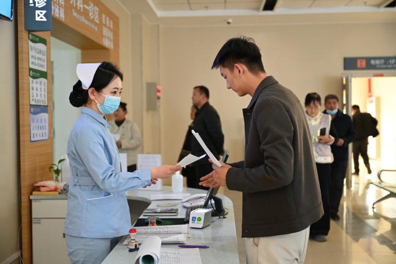 2025年1月27日，张掖市纪委监委采取“四不两直”方式，对市直部门单位民生领域专项整治开展“回头看”。图为市第二人民医院开展便民服务，为就诊群众提供便利5。王梦婷 摄_副本.jpg