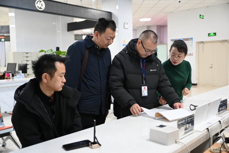 张掖市纪委监委聚焦政务服务关键环节开展监督检查，助力优化营商环境。图为该市纪检监察干部在市政务服务中心走访了解相关情况10。王梦婷 摄_副本.jpg