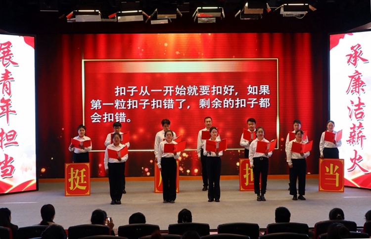 临泽县纪委、团县委联合举办“青春路　清廉行——扣好廉洁从政第一粒扣子”青春倡廉赛诗会。（史雪婷 摄）_副本.jpg