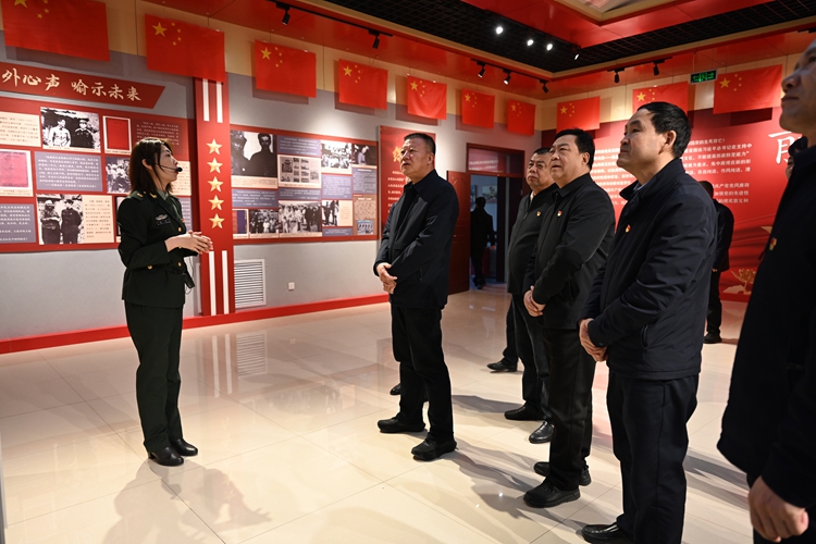 张掖市纪委监委组织党员干部赴甘州区高金城烈士纪念馆开展“清明祭英烈·清风铸党魂”党性实践活动。王梦婷 摄_副本.jpg
