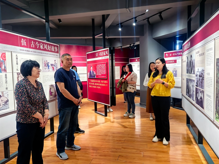 国家统计局张掖调查队干部职工参观张掖家风教育馆。（贺蕊摄）_副本.jpg