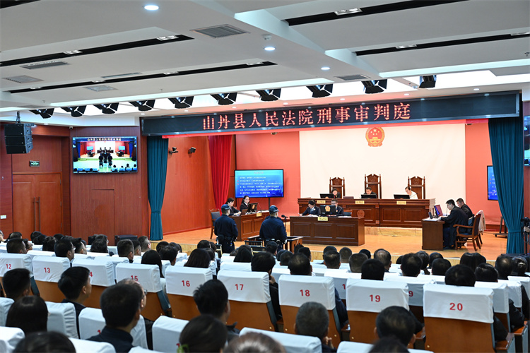 张掖市山丹县人民法院依法公开审理了张掖市某国有企业负责人付某某职务犯罪案件，山丹县县直机关、国有企业的党员干部代表参加庭审1。王梦婷 摄.jpg