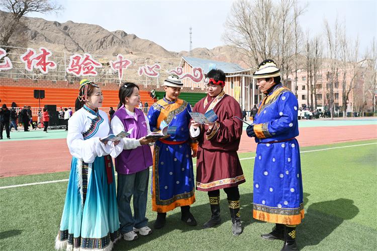 张掖市妇联清廉家风宣讲团走进肃南县裕固族群众中，以“身边人讲身边事”，用通俗语言传播清廉声音1。王梦婷 摄_副本.jpg