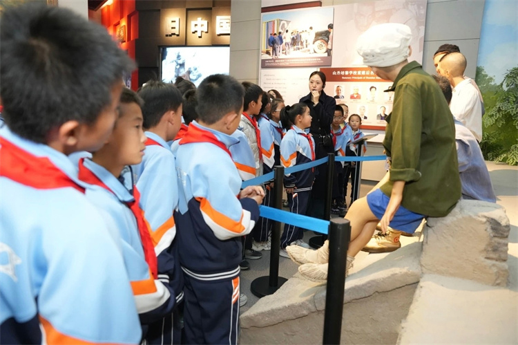 张掖市山丹县西街小学学生在艾黎纪念馆开展研学活动.jpg