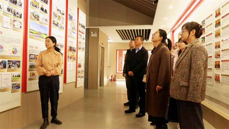 张掖市山丹县部分领导干部家属代表参观“清风山丹”廉洁文化教育基地。刘宁宁  摄.png