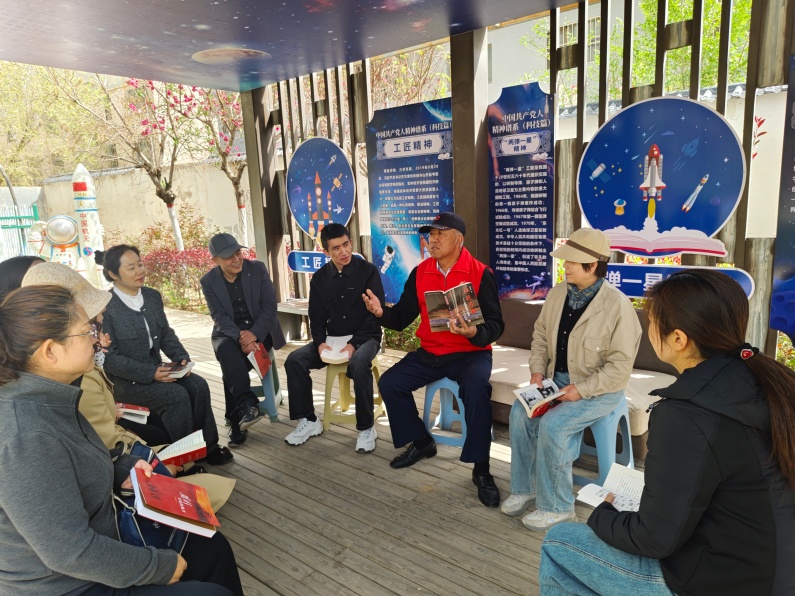 照片1：甘州区南街街道佛城社区第二党支部书记、离退休干部魏亚勇与党员、群众分享红色书籍里的廉洁故事_副本.jpg
