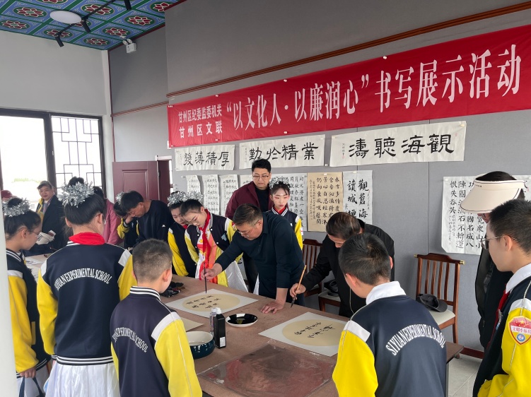 照片4：区纪委机关联合区文联开展“以文化人，以廉润心”书画展示活动_副本.jpg