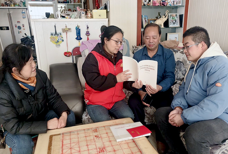 甘州区北街街道王母宫社区廉洁文化宣传小分队入户宣讲家庭家教家风建设相关内容（甘州区纪委监委供图）.jpg