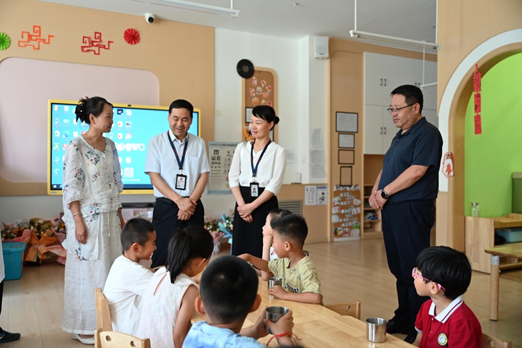 张掖市纪委监委加强校园食品安全监督，监督检查室和纪检监察组工作人员到市幼儿园了解校园餐整治情况。王梦婷 摄_副本.jpg